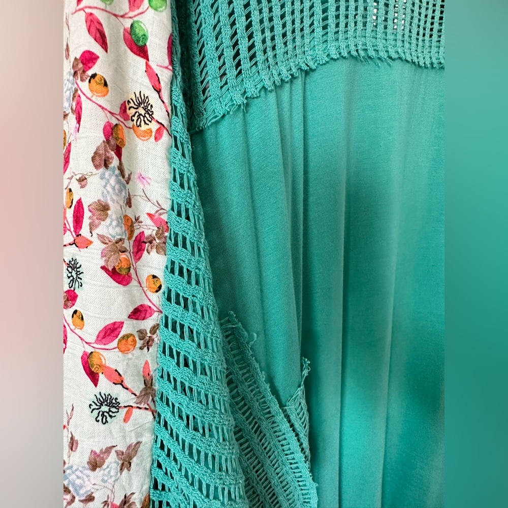 NEW🩵POL Oversized Contrasting Pattern Top Small Tropical Peacock - Picture 7 of 7
